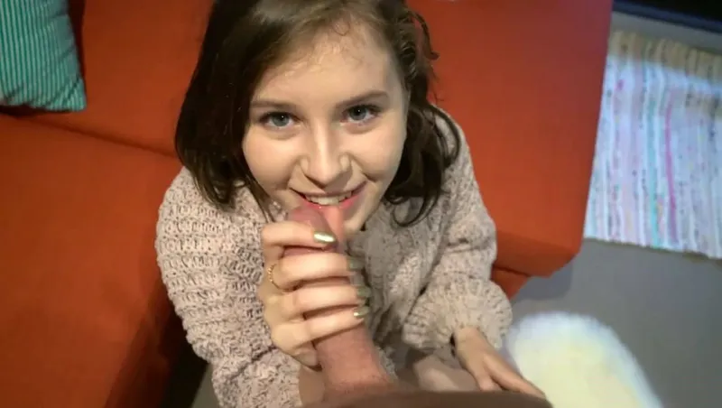 Bắn tinh ngập chiếc âm đạo hồng của cô bạn gái dễ thương